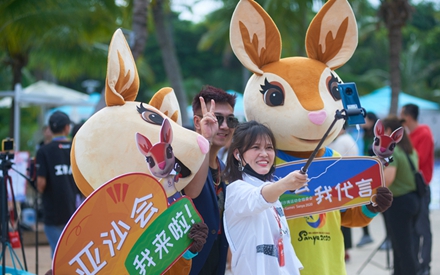 Yaya promotes Asian Beach Games to vlogging friends